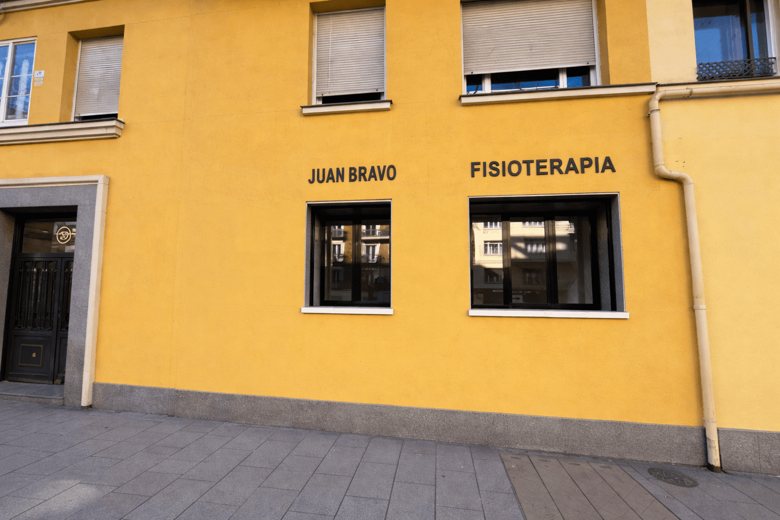 Clínica de fisioterapia Juan Bravo en la calle O'Donnell 30, Madrid